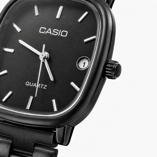 Montre Femme Casio Quartz Noire – Cadran Carré Élégant avec Bracelet Métallique Noir et Détails Argentés
