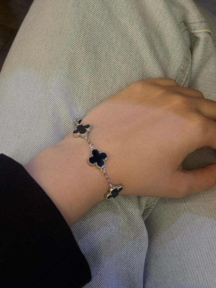 Bracelet pour Homme Élégant – Chaîne Argentée avec 6 Charms Trèfles Noirs