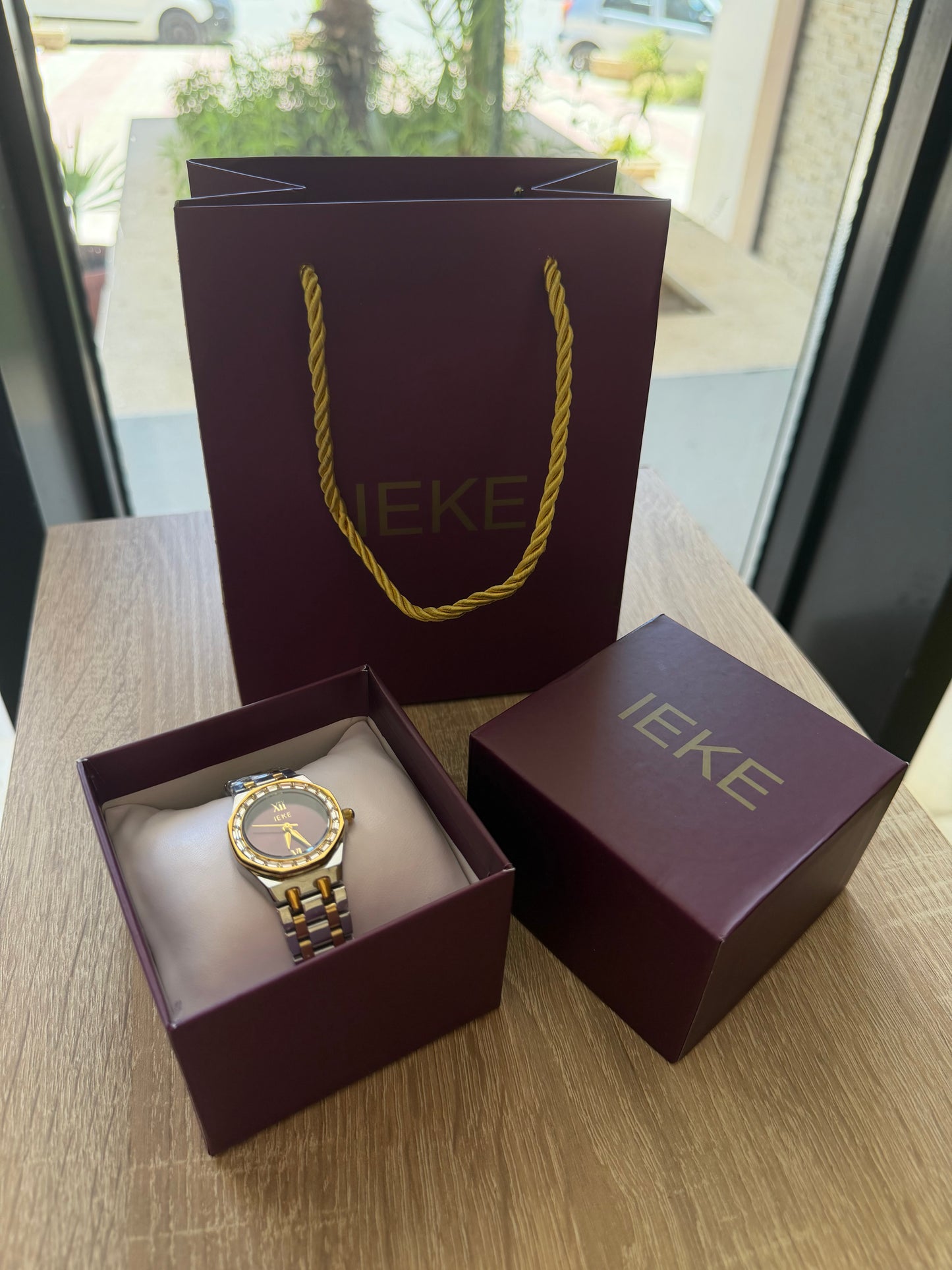 Ieke Gold et Burgandy femme