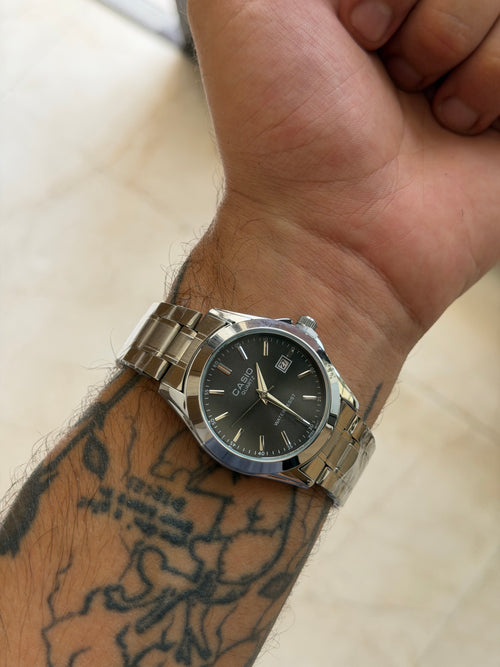 Deux Casio rond noir acier inoxydable