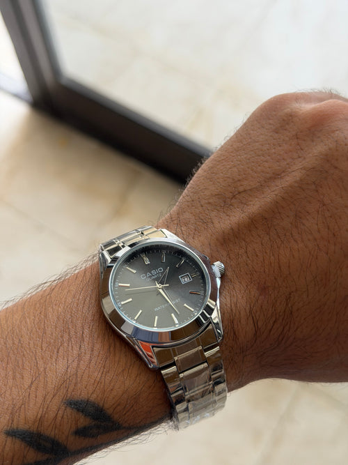 Deux Casio rond noir acier inoxydable