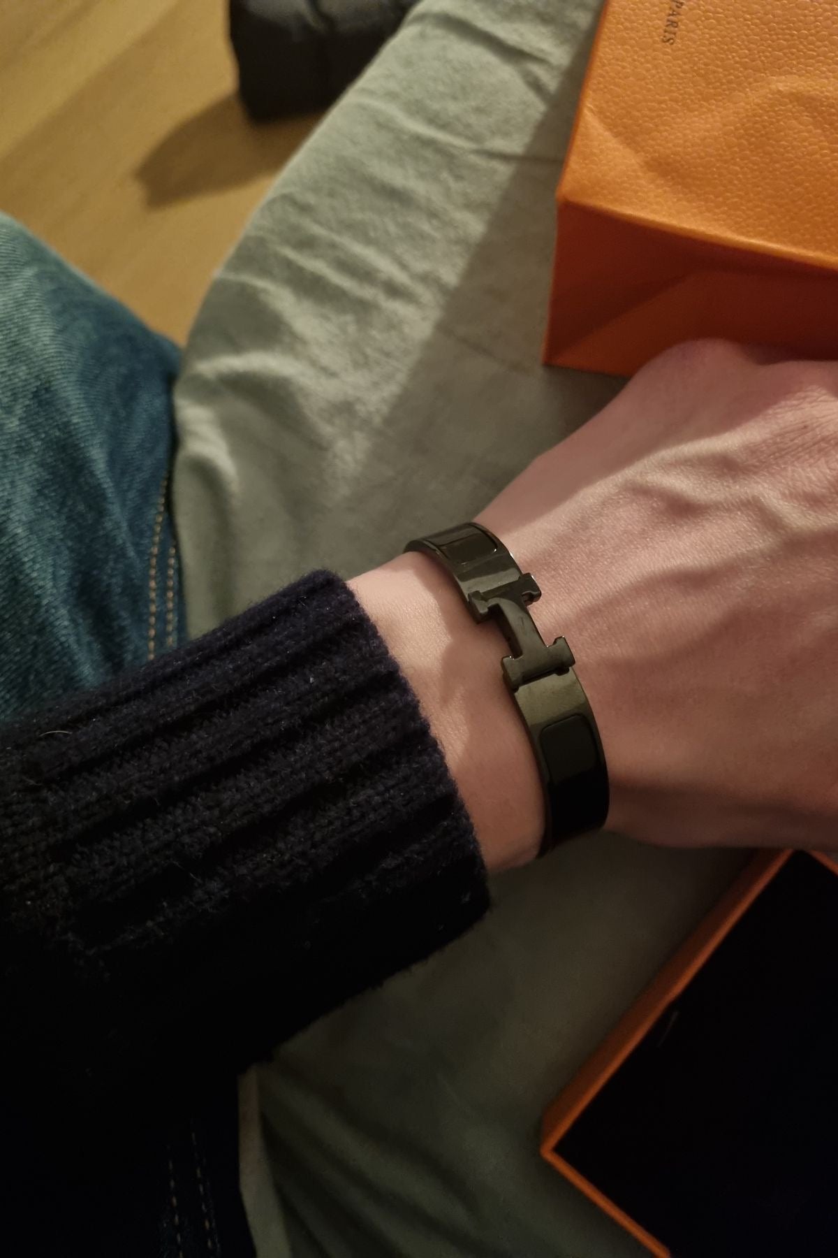 Bracelet homme noir style luxe avec coffret et packaging orange
