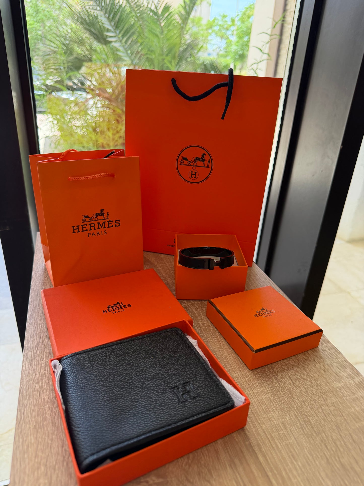 Pack Portemonnaie hermes noir similicuir et bracelet hermes acier inoxydable stanless steel matière
