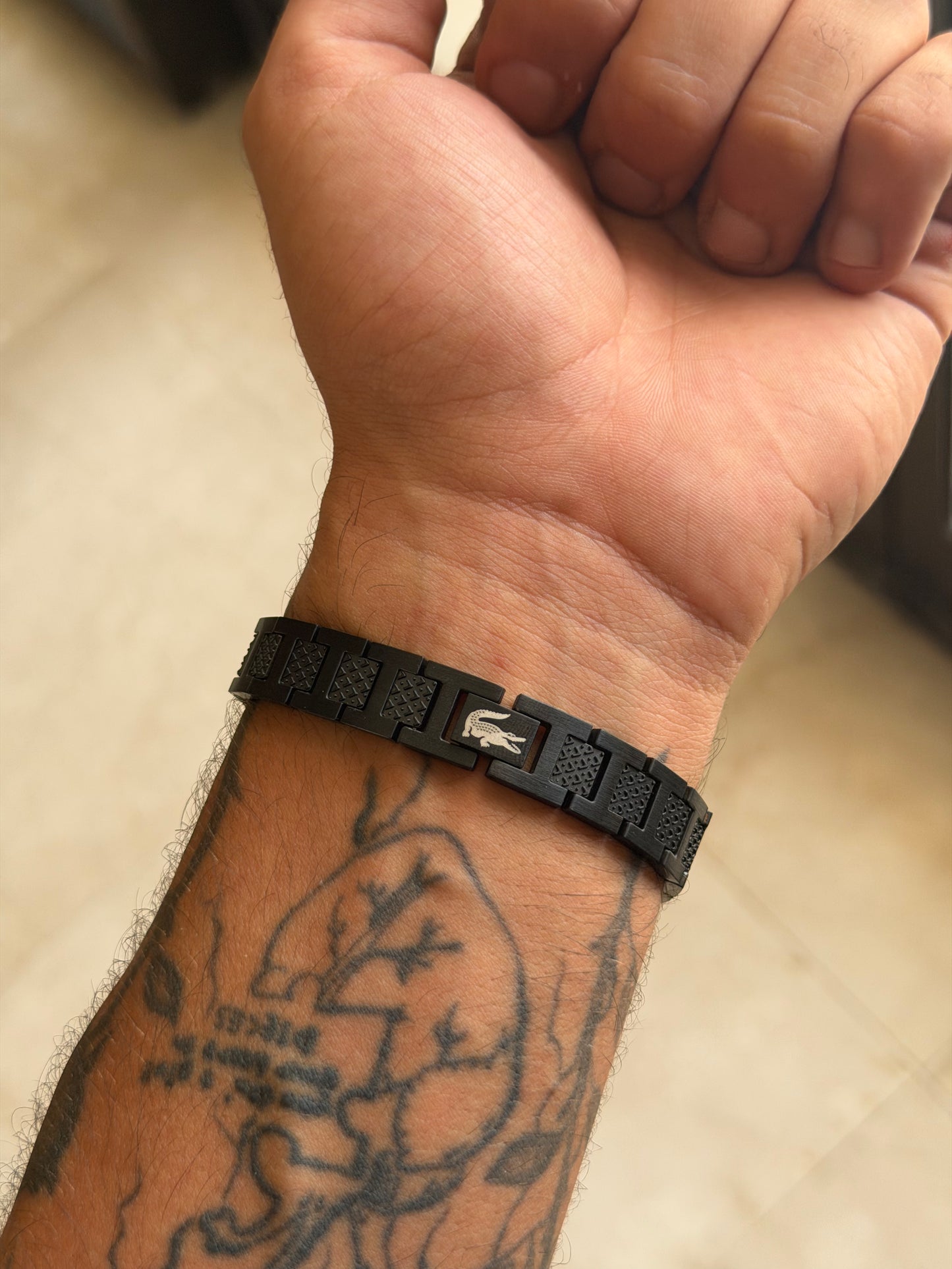 Bracelet pour Homme Lacoste Noir avec Emblème Crocodile – Design en Maillons Métalliques de Luxe