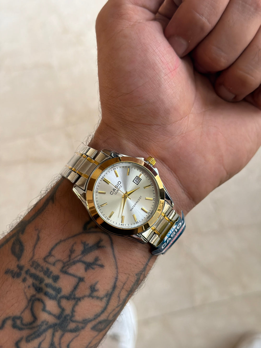 Casio rond blanc avec ceinture gris dore
