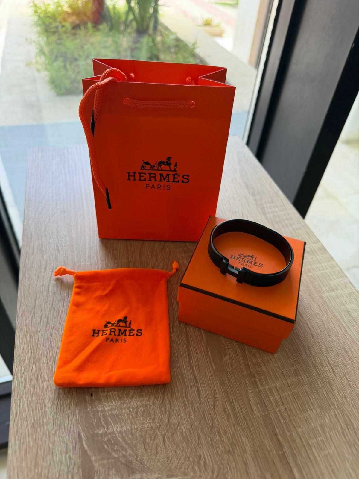 Bracelet homme noir style luxe avec coffret et packaging orange