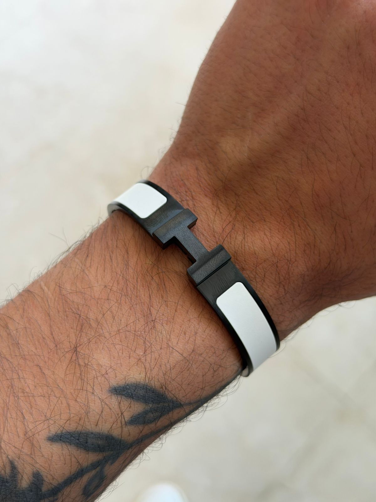 Un bracelet conçu pour les hommes qui imposent leur présence sans parler.