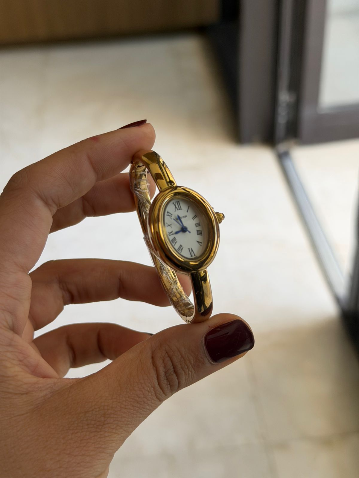 Montre Cartier dorée – Gros plan luxe avec cadran romain et bouton latéral