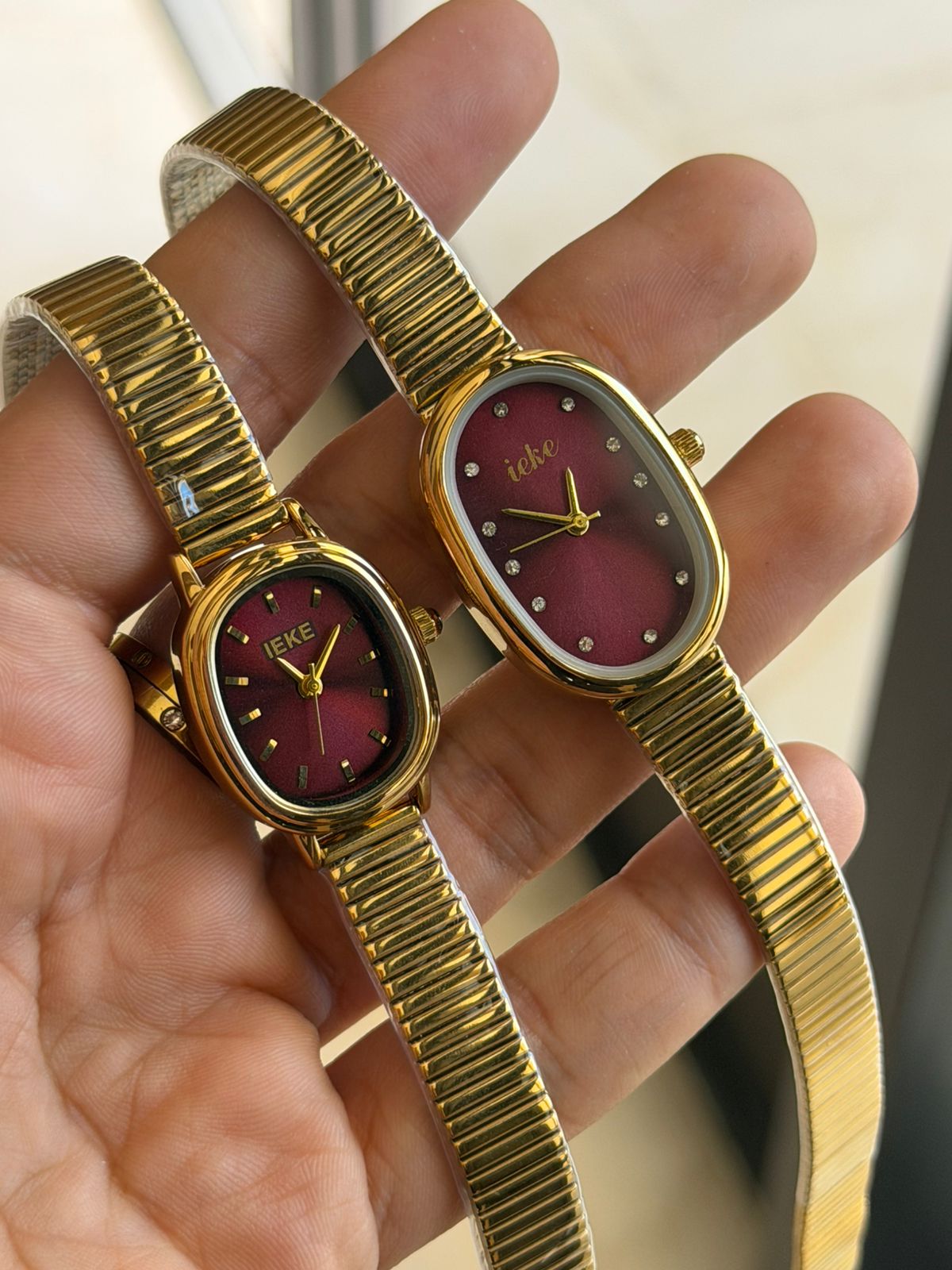 Montre IEKE dorée à cadran rouge bordeaux – Élégance, brillance et détails raffinés