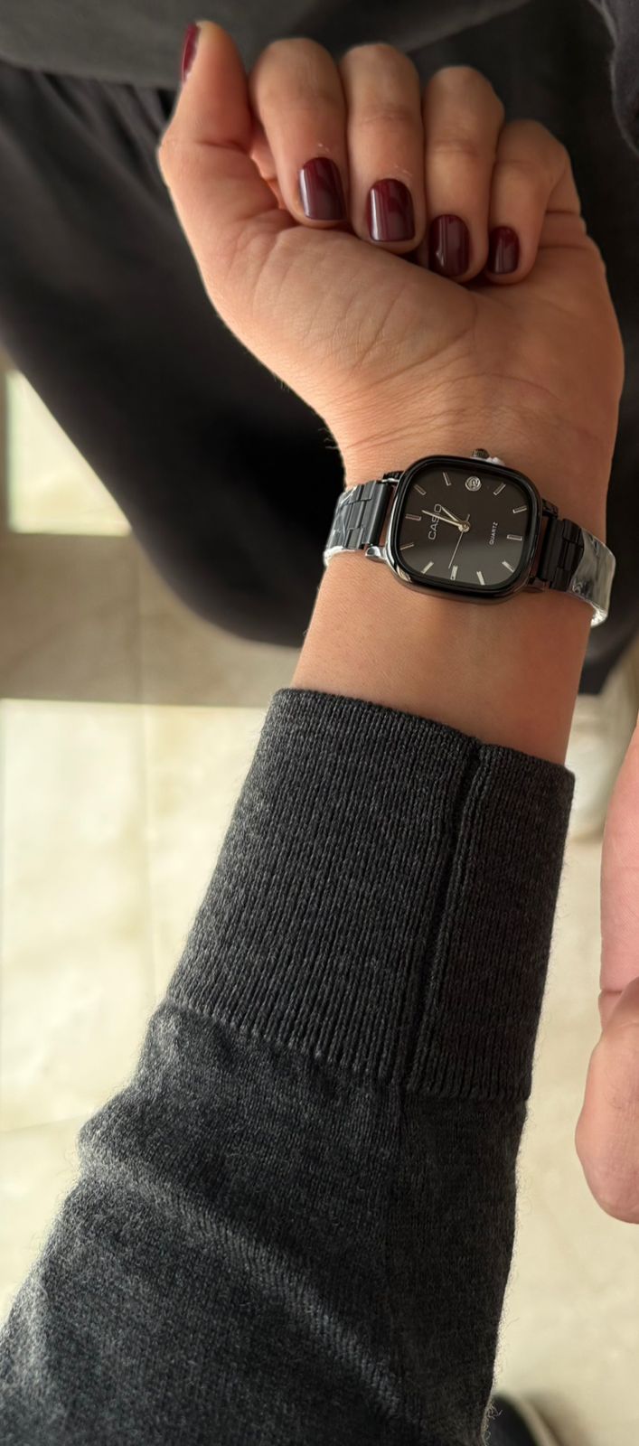 Montre Femme Casio Quartz Noire – Cadran Carré Élégant avec Bracelet Métallique Noir et Détails Argentés
