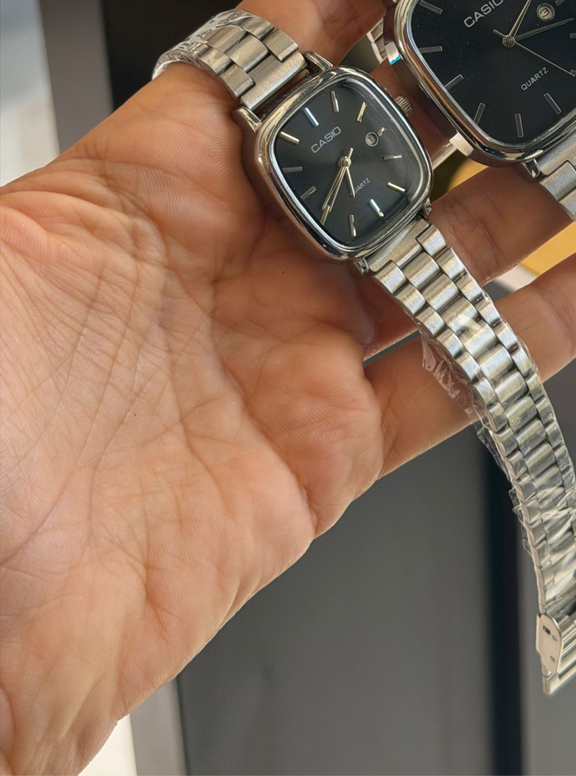 Montre Femme Casio Quartz Argentée – Cadran Noir Élégant avec Bracelet Métallique et Détails Argentés