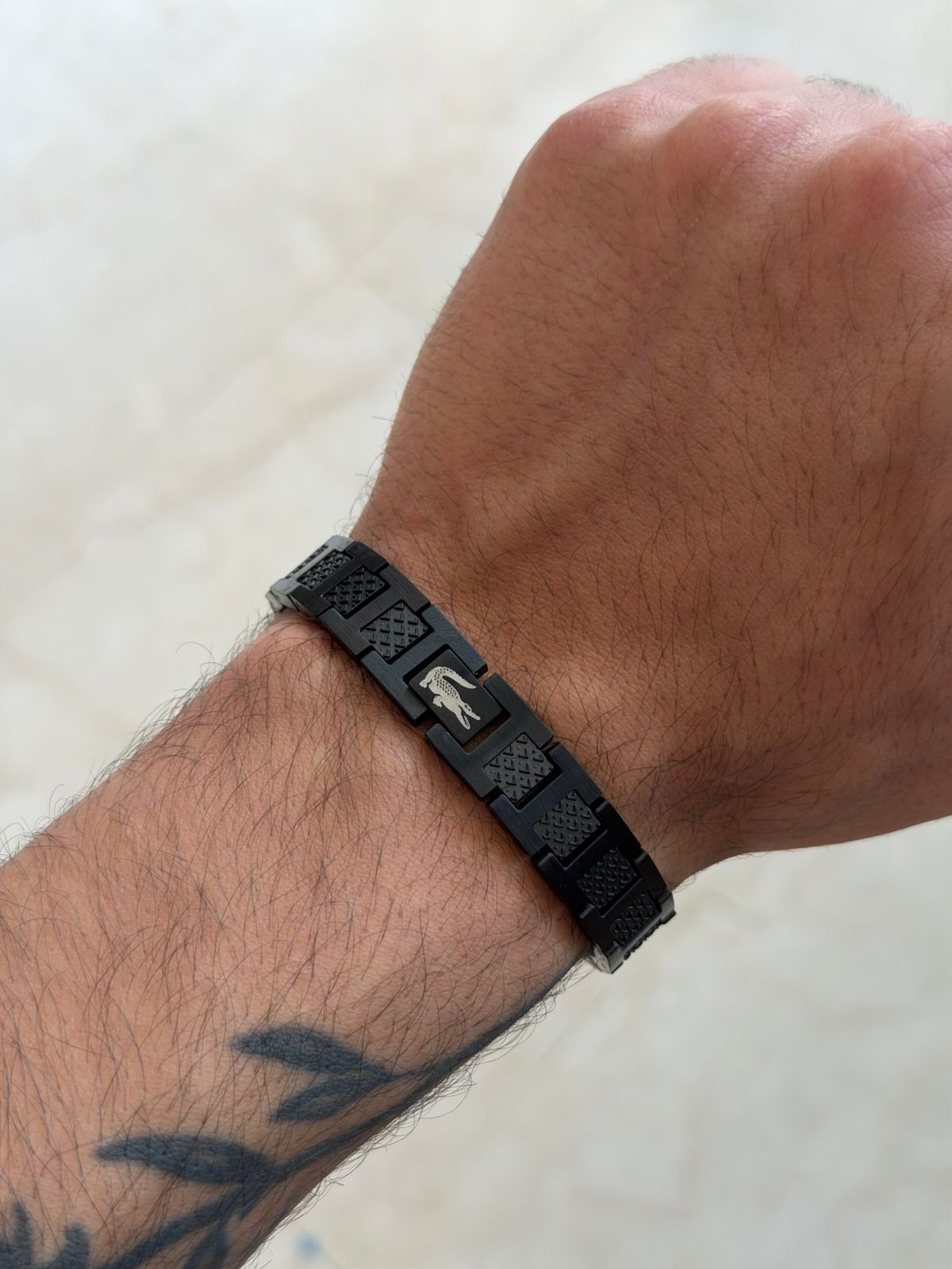 Bracelet pour Homme Lacoste Noir avec Emblème Crocodile – Design en Maillons Métalliques de Luxe