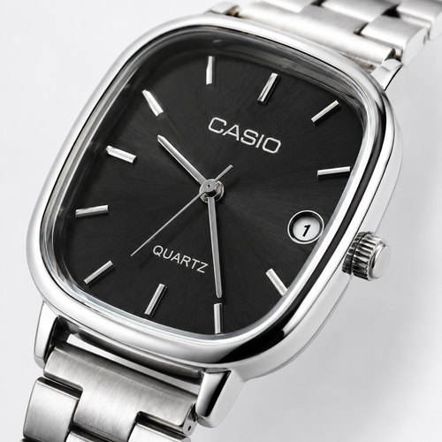 Montre Femme Casio Quartz Argentée – Cadran Noir Élégant avec Bracelet Métallique et Détails Argentés
