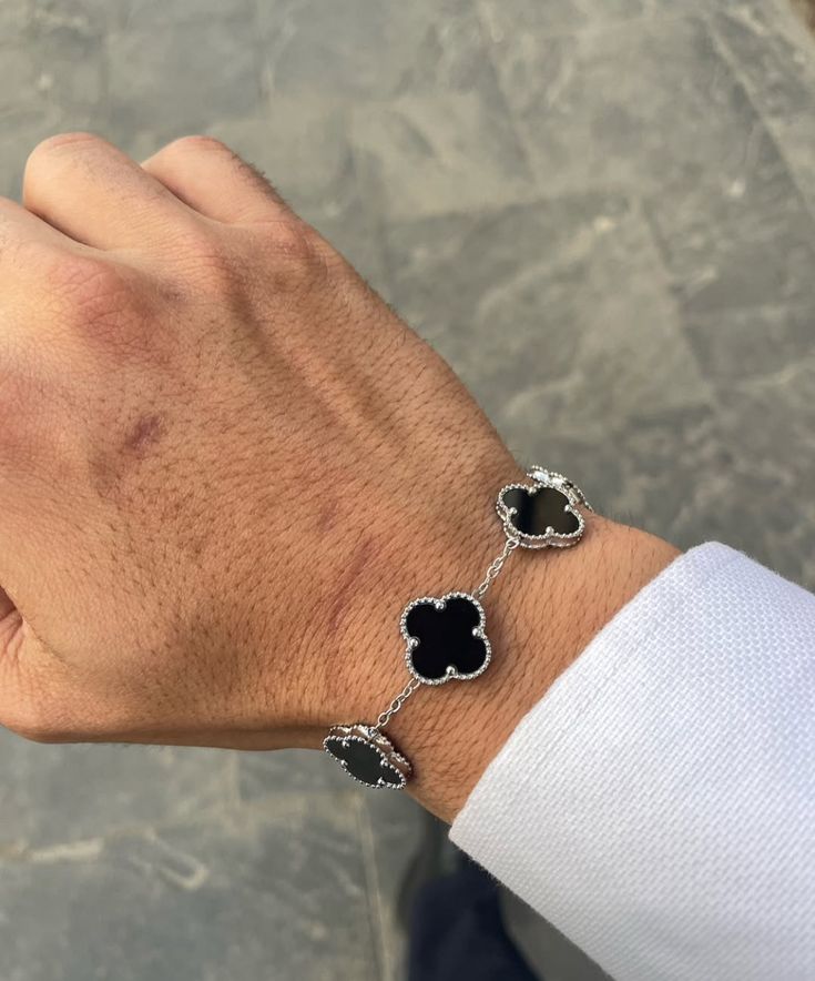 Bracelet pour Homme Élégant – Chaîne Argentée avec 6 Charms Trèfles Noirs