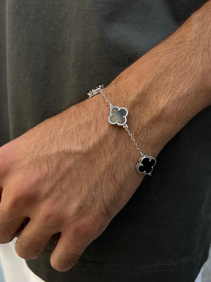 Bracelet pour Homme Élégant – Chaîne Argentée avec 6 Charms Trèfles Noirs